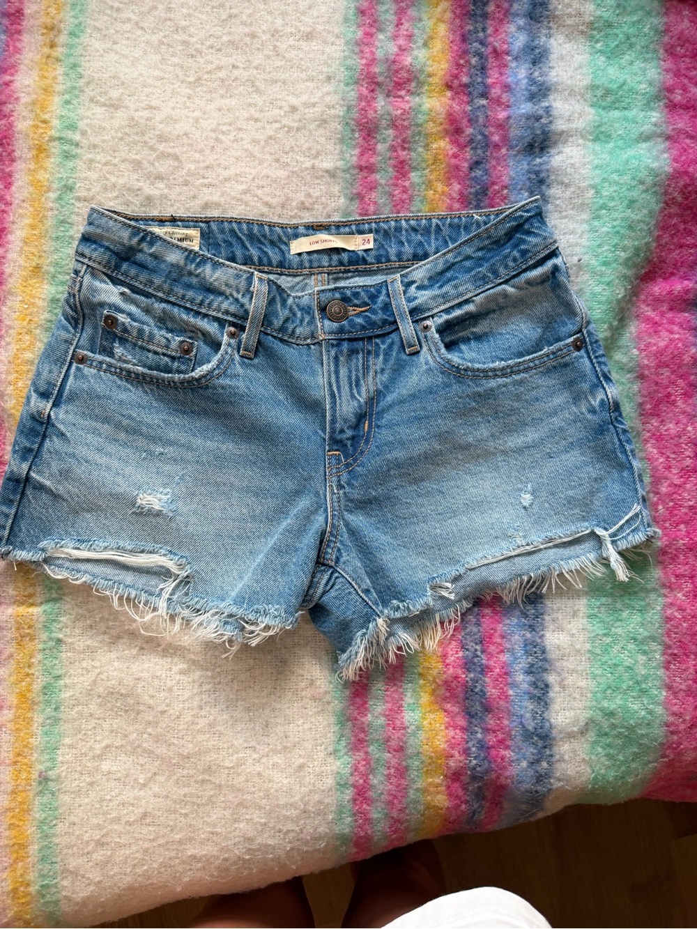 NWOT Women’s Levi’s Low Shorts